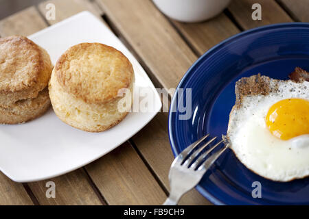 Oeufs frits et des scones Banque D'Images