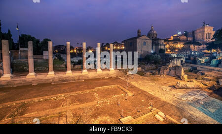 Rome, Italie : le Forum romain dans le lever du soleil Banque D'Images