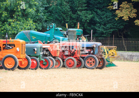 Détail de vieux tracteurs en perspective, véhicule agricole, de la vie rurale Banque D'Images