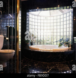 Baignoire Spa et mur de brique de verre courbé en 90 Salle de bains Banque D'Images