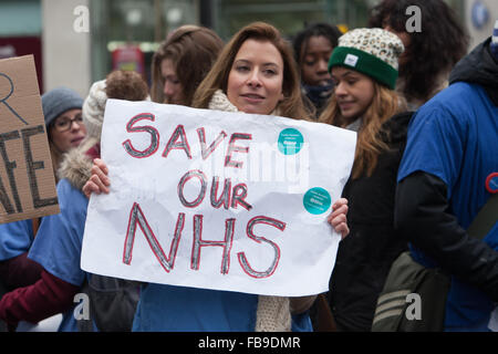 Londres, Royaume-Uni. 12 janvier, 2016. Un groupe de jeunes médecins en grève de Kings College Hospital de protestation devant la station de métro de Brixton, Londres, Royaume-Uni. Credit : martyn wheatley/Alamy Live News Banque D'Images