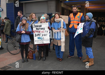 Londres, Royaume-Uni. 12 janvier, 2016. Un groupe de jeunes médecins en grève de Kings College Hospital de protestation devant la station de métro de Brixton, Londres, Royaume-Uni. Credit : martyn wheatley/Alamy Live News Banque D'Images