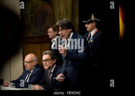 Barcelone, Espagne. 12 janvier, 2016. nouveau président catalan carles puigdemont (debout) est perçu au cours de la cérémonie d'investir le nouveau président de la Catalogne à Barcelone, Espagne, le 12 janvier, 2016. Le nouveau gouvernement de la Catalogne a un plan sécessionniste qui cherche l'indépendance de l'Espagne et de proclamer la république catalane au cours des 18 derniers mois. crédit : jordi boixareu/Alamy live news Banque D'Images