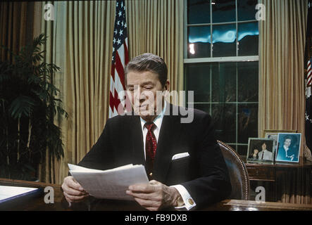L'État de Washington. DC., USA 2 février 1988, le président Ronald Reagan offre television discours à la nation à propos de fournir de l'aide à l'Contras au Nicaragua. Credit : Mark Reinstein Banque D'Images