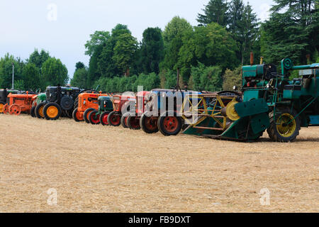 Détail de vieux tracteurs en perspective, véhicule agricole, de la vie rurale Banque D'Images