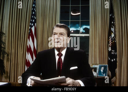 L'État de Washington. DC., USA, 2e, février 1988, le président Ronald Reagan offre television discours à la nation à propos de fournir de l'aide à l'Contras au Nicaragua. Credit : Mark Reinstein Banque D'Images