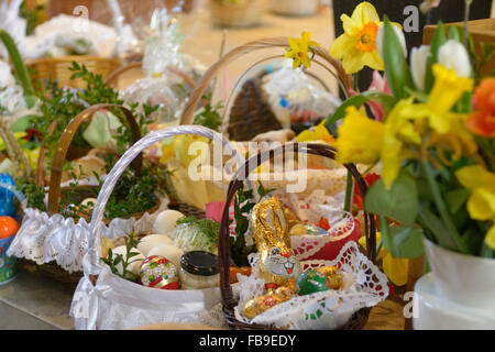 La tradition catholique polonaise du Samedi saint, ayant le petit déjeuner de Pâques bénie des aliments à une église polonaise en Allemagne Banque D'Images