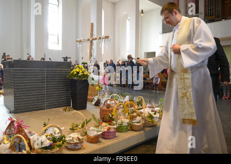 Prêtre catholique polonaise de la nourriture dans le petit-déjeuner de Pâques bénédiction église polonaise en Allemagne Banque D'Images