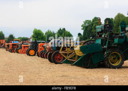 Détail de vieux tracteurs en perspective, véhicule agricole, de la vie rurale Banque D'Images