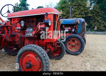 Détail de vieux tracteurs en perspective, véhicule agricole, de la vie rurale Banque D'Images