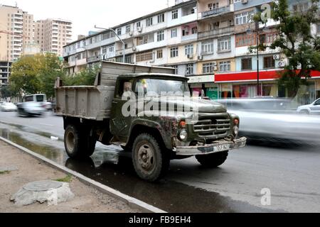 BAKU, Azerbaïdjan - 14 novembre 2013 un vieux camion soviétique ramper jusqu'à la colline à Bakou, capitale de l'Azerbaïdjan Banque D'Images