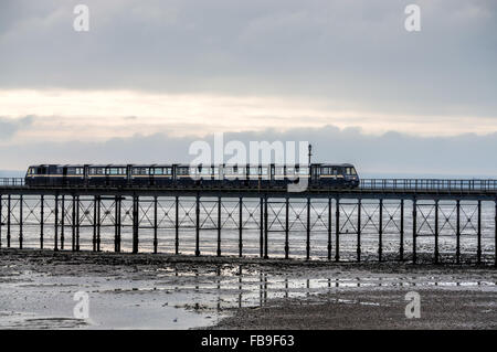 Le long de la jetée de Southend en Essex Banque D'Images