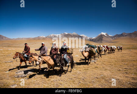 Quatre guides nomades (Hogshin, Kishgee Tsaganaa Idesh, et le plomb) un chameau-train sur le col de montagne Kharkhiraa, la Mongolie. Banque D'Images