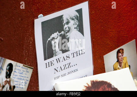 Les hommages et les messages de fans se trouvent sous une peinture murale du décès de David Bowie station de métro Brixton, Londres, Royaume-Uni. © Martyn wheatley/Alamy Live News Banque D'Images