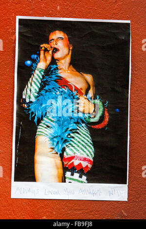 Les hommages et les messages de fans se trouvent sous une peinture murale du décès de David Bowie station de métro Brixton, Londres, Royaume-Uni. © Martyn wheatley/Alamy Live News Banque D'Images