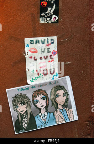 Les hommages et les messages de fans se trouvent sous une peinture murale du décès de David Bowie station de métro Brixton, Londres, Royaume-Uni. © Martyn wheatley/Alamy Live News Banque D'Images