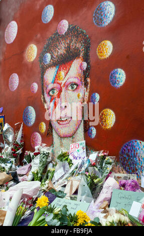 Les hommages et les messages de fans se trouvent sous une peinture murale du décès de David Bowie station de métro Brixton, Londres, Royaume-Uni. © Martyn wheatley/Alamy Live News Banque D'Images