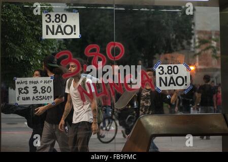 Sao Paulo, Brésil. 12 janvier, 2016. Des milliers de personnes qui protestaient contre l'augmentation de tarif de transport public à Sao Paulo, Brésil .La police a supprimé la réserve de bombes et tourné en caoutchouc. Crédit : Alexandre Moreira/ZUMA/Alamy Fil Live News Banque D'Images