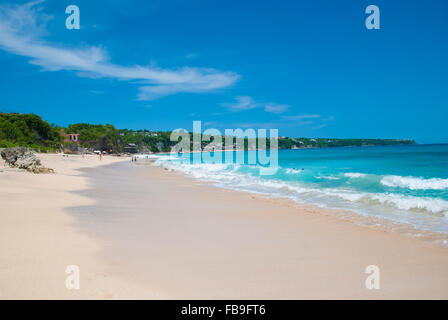Les vagues à la plage de Dreamland. La péninsule de Bukit, Bali, Indonésie. Banque D'Images