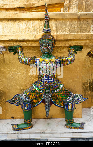 À l'or à caryatide Chedi au temple Wat Phra Kaeo, Palais Royal, Bangkok, Thaïlande Banque D'Images