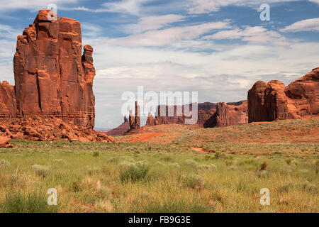 Des formations rocheuses, circuit Raingod Mesa, Totem extérieure et Yei Bi Chei, Thunderbird Mesa droit, Monument Valley Navajo Tribal Park, Arizona Banque D'Images