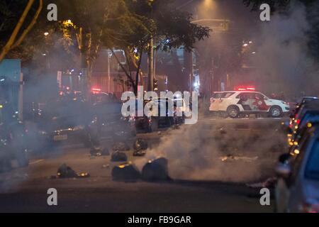 Sao Paulo, Brésil. 12 janvier, 2016. Des milliers de personnes qui protestaient contre l'augmentation de tarif de transport public à Sao Paulo, Brésil .La police a supprimé la réserve de bombes et tourné en caoutchouc. Crédit : Alexandre Moreira/ZUMA/Alamy Fil Live News Banque D'Images