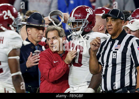 Glendale, AZ, États-Unis d'Amérique. Jan 11, 2016. Alabama Crimson Tide Head coach Nick Saban et Alabama Crimson Tide joueur de ligne défensive Jarran Reed (90) au cours de l'ordre des séries éliminatoires de football National Championship match entre l'Alabama Crimson Tide et le Clemson Tigers à l'University of Phoenix Stadium de Glendale, AZ. Le Crimson Tide a défait les Tigers 45-40 Tim Warner/CSM/Alamy Live News Banque D'Images