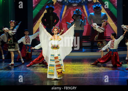 Kiev, Ukraine. 8 janvier, 2016. Les chrétiens orthodoxes ukrainiens célébrer Noël selon le calendrier julien. Ces derniers jours dans le pays sont les vacances scolaires. Dans le palais des enfants Ukraine montre des « miracles performance in Toyland.' © Igor Golovniov/ZUMA/ZUMAPRESS.com/Alamy fil Live News Banque D'Images