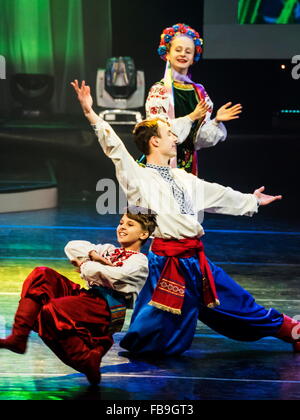 Kiev, Ukraine. 8 janvier, 2016. Les chrétiens orthodoxes ukrainiens célébrer Noël selon le calendrier julien. Ces derniers jours dans le pays sont les vacances scolaires. Dans le palais des enfants Ukraine montre des « miracles performance in Toyland.' © Igor Golovniov/ZUMA/ZUMAPRESS.com/Alamy fil Live News Banque D'Images