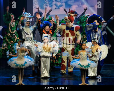 Kiev, Ukraine. 8 janvier, 2016. Les chrétiens orthodoxes ukrainiens célébrer Noël selon le calendrier julien. Ces derniers jours dans le pays sont les vacances scolaires. Dans le palais des enfants Ukraine montre des « miracles performance in Toyland.' © Igor Golovniov/ZUMA/ZUMAPRESS.com/Alamy fil Live News Banque D'Images