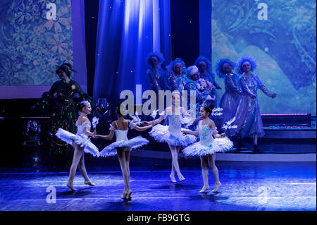 Kiev, Ukraine. 8 janvier, 2016. Les chrétiens orthodoxes ukrainiens célébrer Noël selon le calendrier julien. Ces derniers jours dans le pays sont les vacances scolaires. Dans le palais des enfants Ukraine montre des « miracles performance in Toyland.' © Igor Golovniov/ZUMA/ZUMAPRESS.com/Alamy fil Live News Banque D'Images