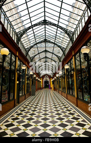 Arcade couverte historique à Paris, France Banque D'Images