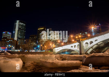 -Villes de nuit - la glace de rivière près du pont sur la rue Centre Calgary (Alberta) à bord de l'eau nuit Banque D'Images