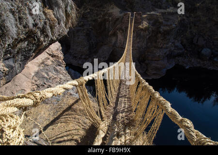 Inca intacte dernier pont de corde tressée de jarava ichu (feathergrass péruvien), de l'autre côté rivière Apurimac, Pérou Banque D'Images