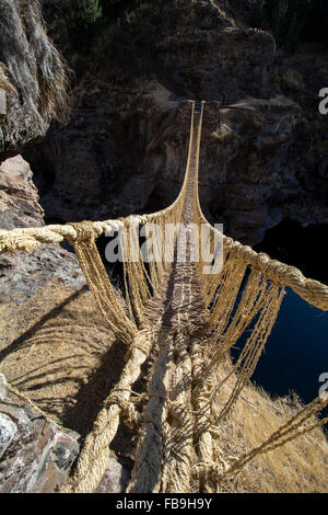 Inca intacte dernier pont de corde tressée de jarava ichu (feathergrass péruvien), de l'autre côté rivière Apurimac, Pérou Banque D'Images