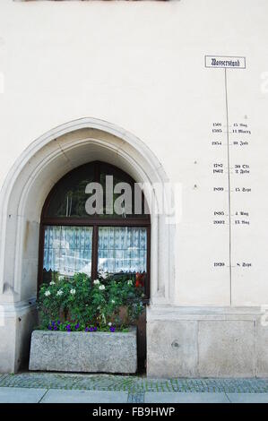 Le niveau des crues historiques enregistrés sur l'hôtel de ville de Passau, Allemagne Banque D'Images