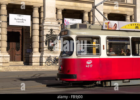 Un ancien tramway rouge en face du Burgtheater de Vienne, Autriche Banque D'Images