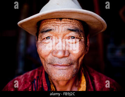 Une vie passée sous le ciel bleu éternel encapsulé dans le visage d'un aîné nomade du désert de Gobi en Mongolie. Banque D'Images