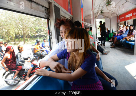 Un moment romantique à bord du chemin de fer circulaire de Yangon. Banque D'Images