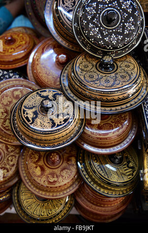 Burmese lacquerware boutiques traditionnelles dans le corridor menant à la pagode Shwezigon Paya à Bagan. Banque D'Images