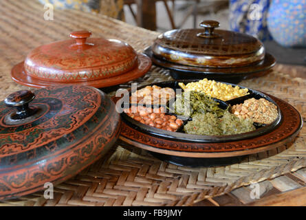 Lahpet birman traditionnel est fait de salade ( marinés fermentés ) les feuilles de thé et les haricots, les noix et les graines germées. Banque D'Images