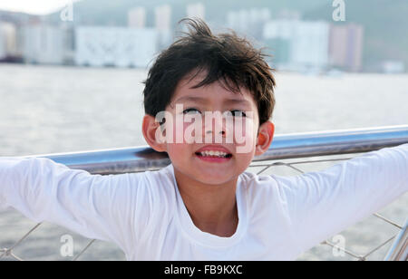 C'est une photo d'un garçon de 5 ans qui pose près de l'Asie sur la mer Banque D'Images