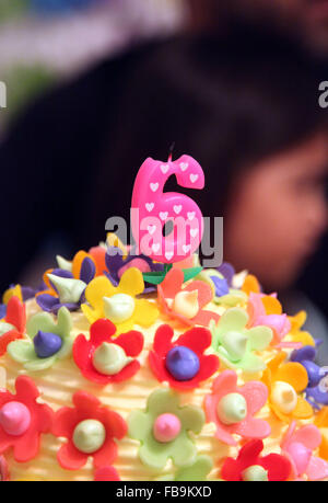 C Est Une Photo D Un Gateau D Anniversaire Pour Enfant De 6 Ans Photo Stock Alamy C Est Une Photo D Un Gateau D Anniversaire Pour Enfant De 6 Ans Photo Stock Alamy