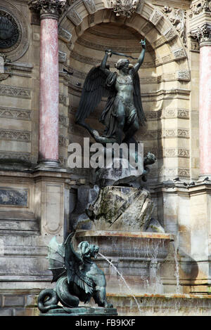 C'est une photo d'une fontaine à Paris en place Saint-Michel. On peut voir une statue de l'ange et un dragon. Banque D'Images