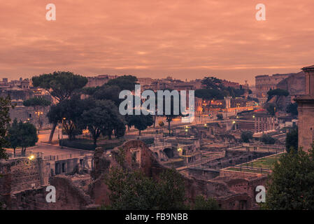 Rome, Italie : le Forum romain dans le lever du soleil Banque D'Images