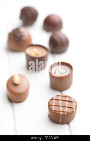 Chocolat pralines différentes sur le tableau blanc Banque D'Images