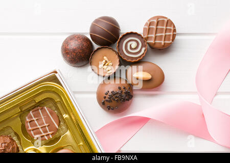 Chocolat pralines différentes sur le tableau blanc Banque D'Images