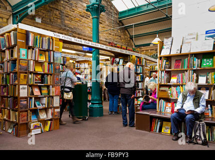 Intérieur de l'échange de livres à Alnwick Northumberland England UK L'une des plus grandes librairies d'occasion en Europe Banque D'Images