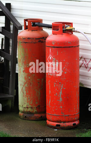 Les bouteilles de gaz propane à l'état sale en caravane statique. Banque D'Images