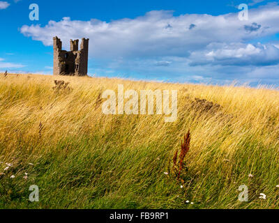 Une partie de la tour Lilburn ruines du château de Dunstanburgh dans Northumberland North East England UK Banque D'Images